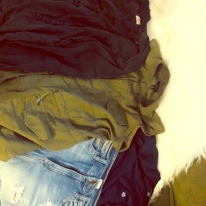 🎉🎉BUNDLE SALE 🎉🎉3 tops 1 👖 shorts